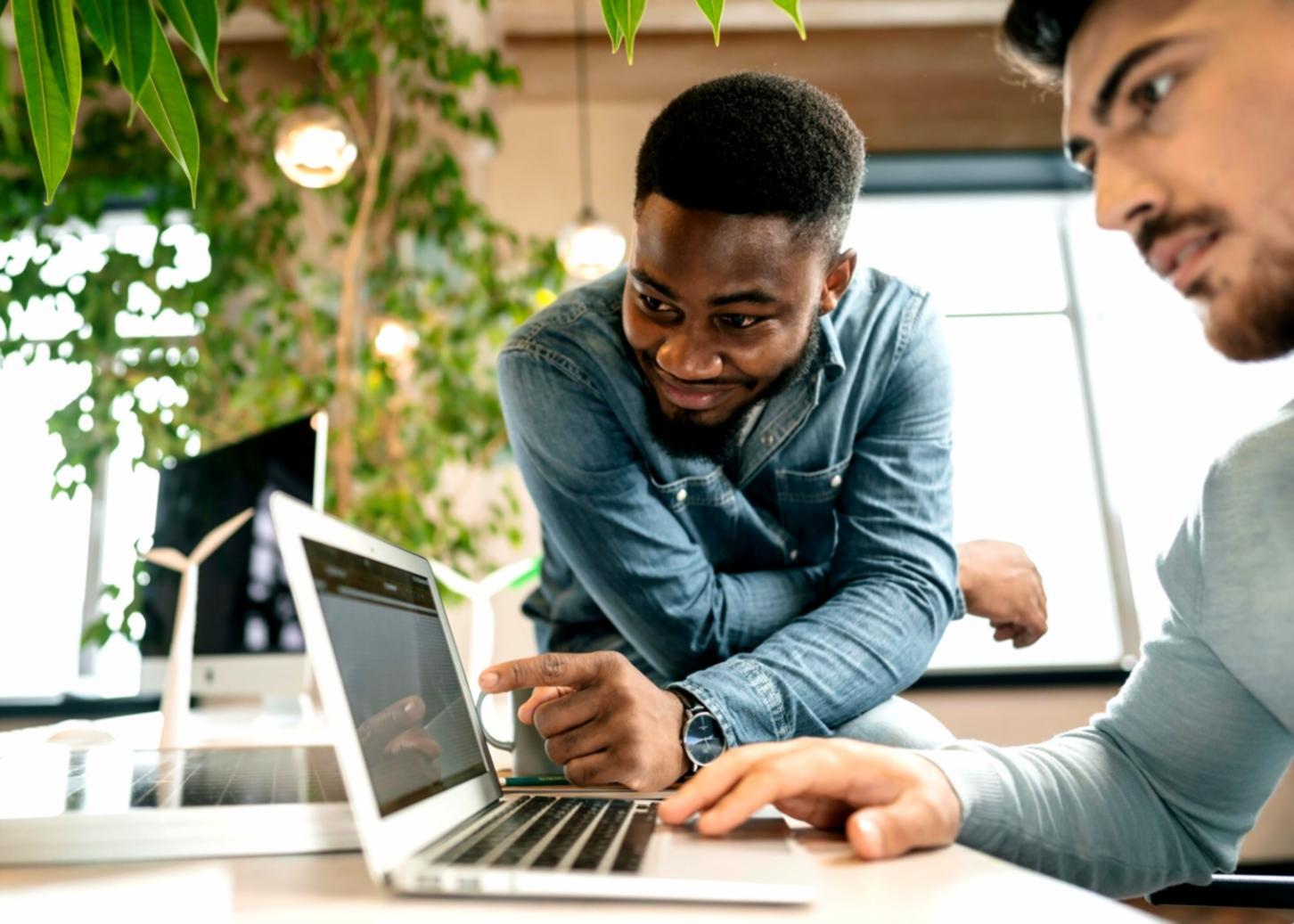 Arbeitsplatz mit Finanzanalyse-Dokumenten